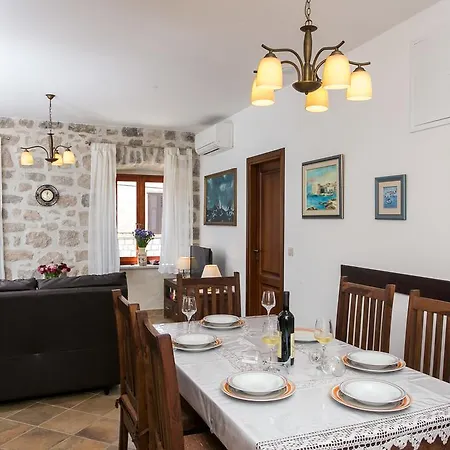 Petrosa Villa *